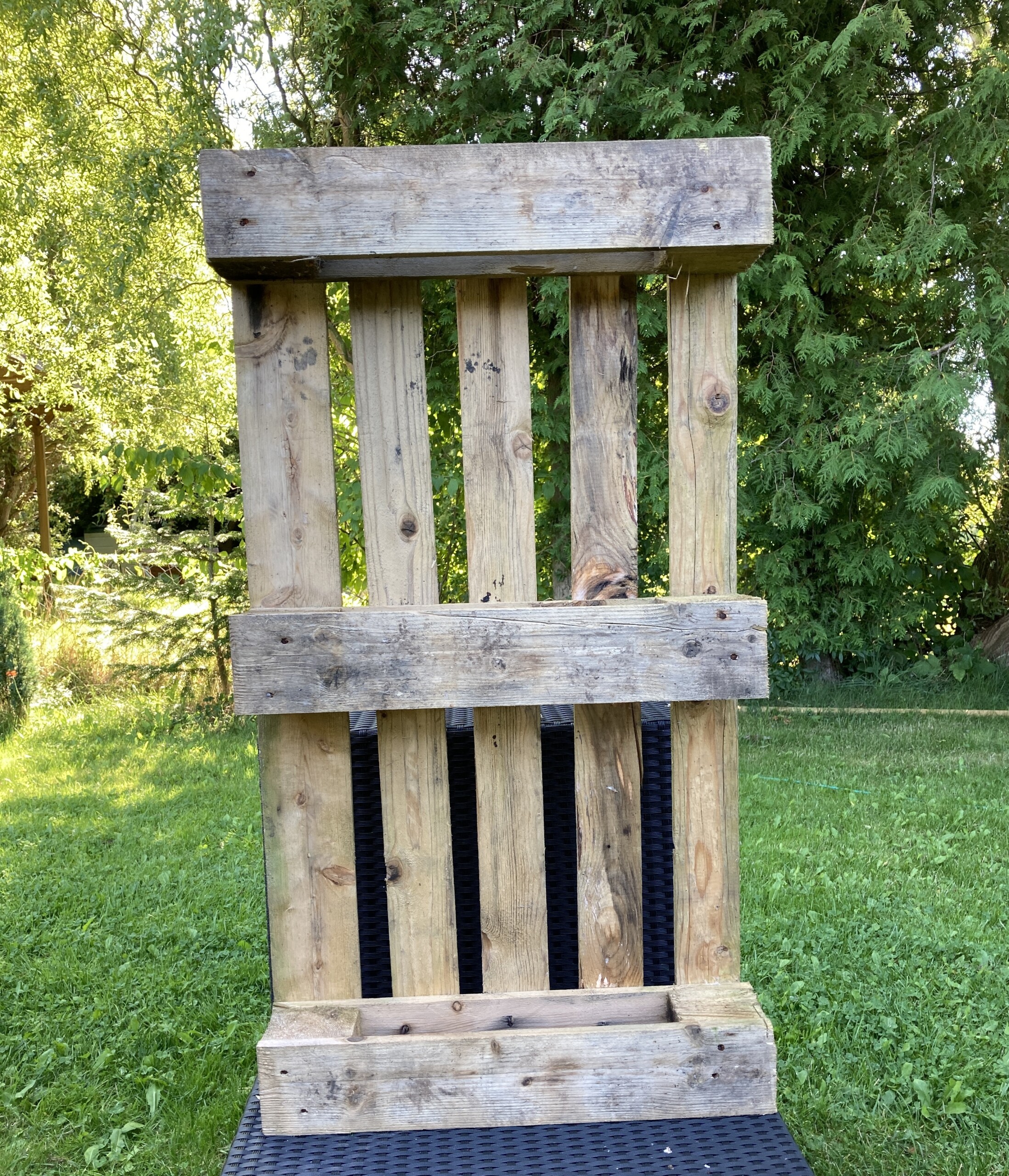 Read more about the article Building the Vertical Pallets Urban Garden