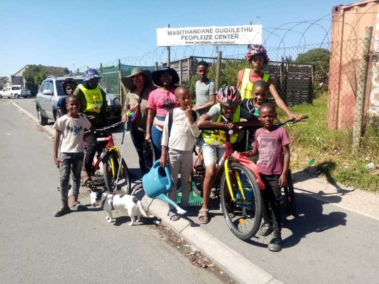 Read more about the article Cycling Youth Visits Masithandane Garden in Bicycles